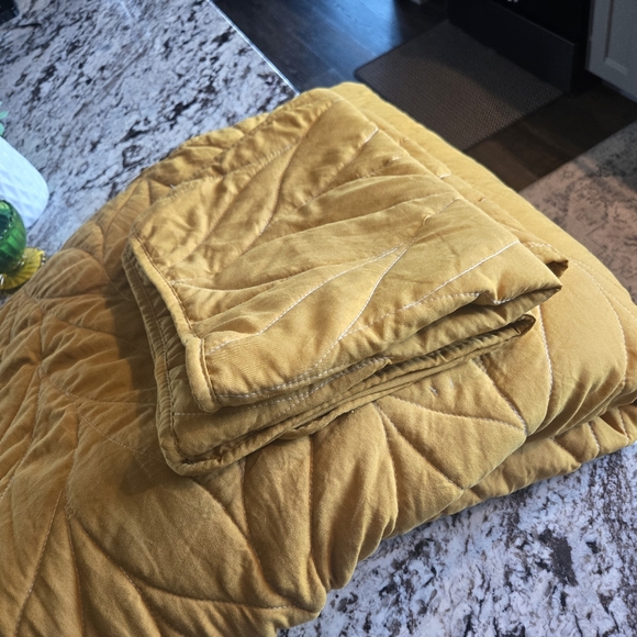 Beautiful Nwot, Queen quilt w 2 regular shams. Sunny yellow color!! - Picture 5 of 5